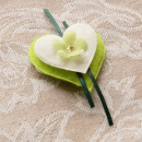 Hochzeit Anstecker selber machen, Gästeanstecker für Hochzeit mit Filzherzen in grün weiß
