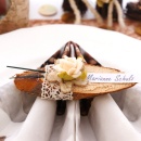 Tischkarten Hochzeit mit Holzscheiben sehr natürlich und besonders! Im Landhausstil - DIY Idee Hochzeit