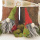 Tischdeko Weihnachten rustikal mit Holz, Filzwichtel undWollband in rot grün