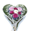 Kirchenschmuck Moosherz rosa weiß mit frischen Rosen