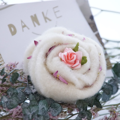 Filzrosen fertig kaufen aus Wollband mit Blüten & Rosenknospe creme - rosa