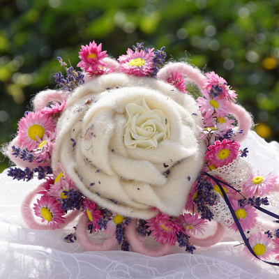 DIY Blumenstrauß mit großer Filzrose & Trockenblumen zum Selbermachen