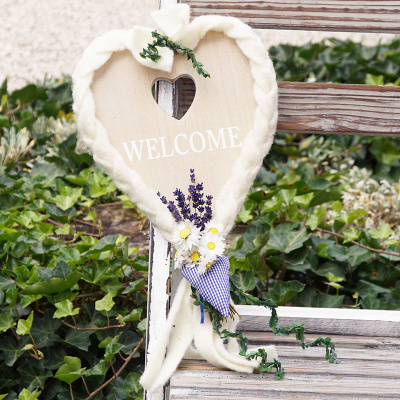 Türschmuck Herz aus Holz im Landhausstil mit Wollband & Trockenblumen