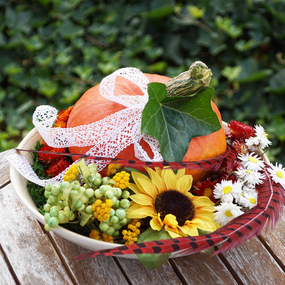 DIY Herbstdeko | Herbstschale | Herbstkorb mit Blumen | Kürbis | Naturfloristik