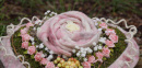Pflanzherz Grab | Moosherz dekoriert mit großer Filzrose rosa weiß