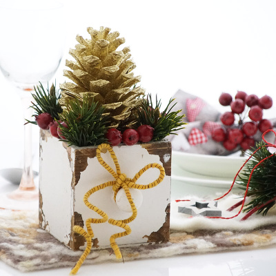 Tischdeko Weihnachten mit Holzschubladen, Zapfen und Wollband Happy selber machen