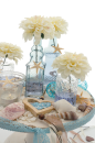 Tischdeko Sommer mit Glasflaschen und Muscheln blau weiß im Vintage stil