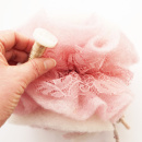 Stehstrauß | Kugelstrauß | Blumenstrauß mit Rose und Wollvließ selber machen.