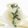Hochzeitsanstecker aus Filzherzen in creme | weiß | grün, selber machen