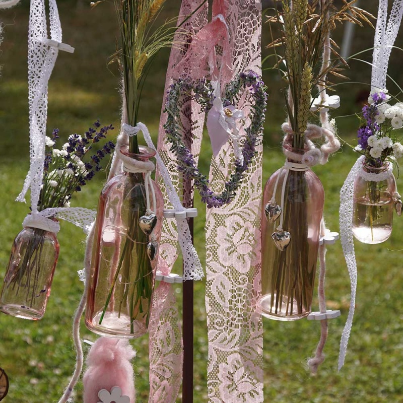 Glasflaschen Hangend Dekoriert Als Sommerdeko Im