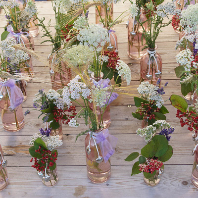 Tischdeko mit Glasflaschen groß | klein dekorieren für Hochzeit und Feste