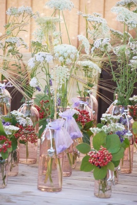 Tischdeko mit Glasflaschen im Landhausstil Floris