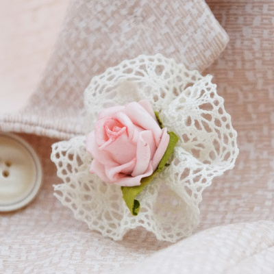 DIY Anstecker Hochzeit Vintage mit Spitzenband selber machen, creme - rosa