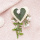 DIY Anstecker Hochzeit mit Filzherzen weiß grün selber machen