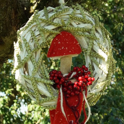 DIY Herbstkranz mit Weizen und Fliegenpilz aus Wollband selber basteln