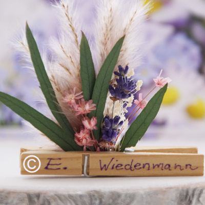 Tischkarten mit Trockenblumen und Wäscheklammern aus Holz selber machen