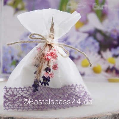 Tischdeko Give Away Säckchen, Papiertütchen mit Trockenblumen dekoriert
