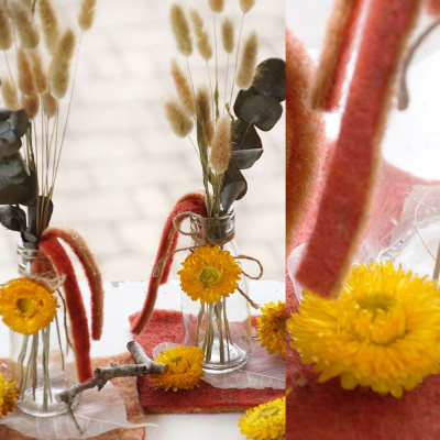 Herbstdeko mit Trockenblumen Strohblumen Glasvasen und Wollband