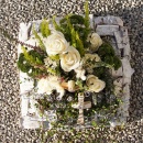Grabgesteck in Pflanzschale für Grab aus Birke weiß mit Rosen und Sukkulente selbermachen
