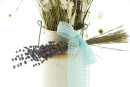 DIY Trockenblumenstrauß blau weiß mit getrockeneten Blumen lange Stiele