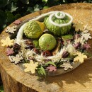 DIY Herbstschale mit Trockenblumen, Kürbisse, Streublätter Holz