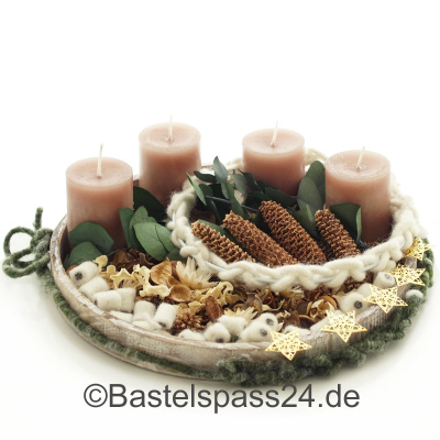 DIY Adventsgesteck mit Trockenblumen in Holzschale, vier Kerzen, natur, creme, gold