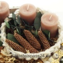 DIY Adventsgesteck mit Trockenblumen in Holzschale, vier Kerzen, natur, creme, gold