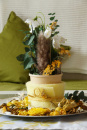 DIY Frühlingsdeko Schale mit Potpourri und Blumengesteck im sonnigen gelb