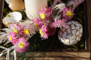 Tischdeko Ostern selbermachen mit getrockneten Blumen in Holzschale