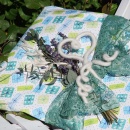 Geschenke verpacken mit Trockenblumen sommerlich in blau, weiß, petrol