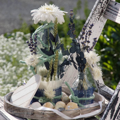 DIY Tischdeko Hochzeit mit Eukalyptus, Trockenblumen im Glas, blau weiß selbermachen