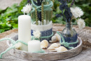 DIY Tischdeko Hochzeit mit Eukalyptus, Trockenblumen im Glas, blau weiß selbermachen