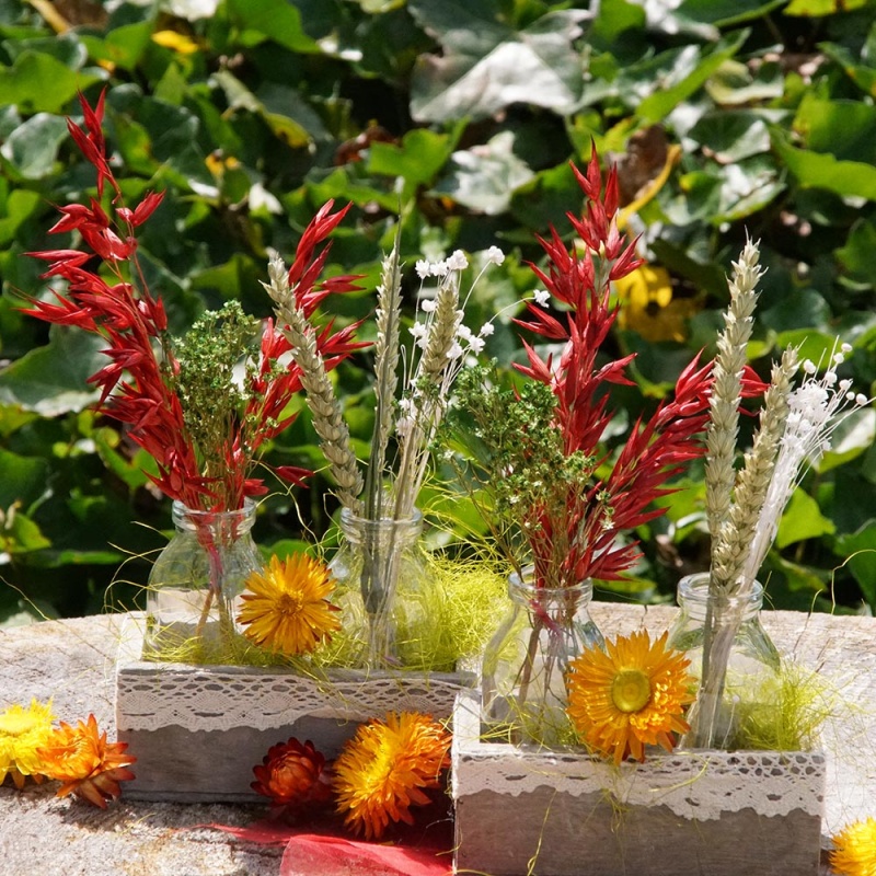 Sommerdeko mit Glas und Trockenblumen für Garten und Haus bund in fris