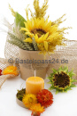 Sommerdeko und Herbstdeko mit Sonnenblumen und Pampaswedel als Tischdeko
