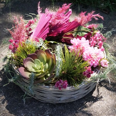 Pflanzring Grabgesteck mit Trockenblumen, Kiefernzweige und haltbare Blumen, rosa natur selbermachen