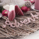 DIY Adventskranz mit Trockenblumen und Wichtel, rosa, brombeer, auf geweistem Naturkranz