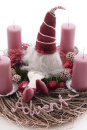 DIY Adventskranz mit Trockenblumen und Wichtel, rosa, brombeer, auf geweistem Naturkranz