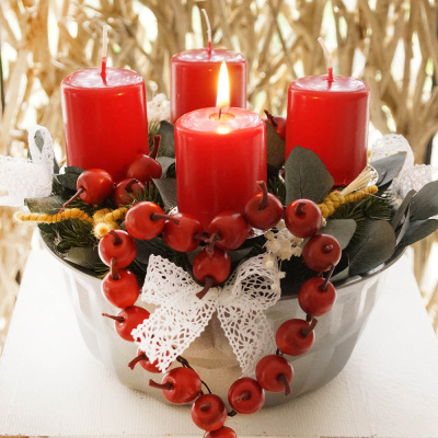 Adventskranz Gugelhupf mit Herz aus Beeren rot weiß