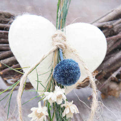 DIY Anstecker Hochzeit mit Filzherzen weiß blau selber machen