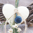 DIY Anstecker Hochzeit mit Filzherzen weiß blau...