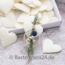 DIY Anstecker Hochzeit mit Filzherzen weiß blau selber machen