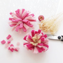 Sommerdeko mit Blumen aus Filz in Sisaltüte für Fenster, Feste, Party