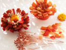 Sommerdeko mit Blumen aus Filz in Sisaltüte für Fenster, Feste, Party