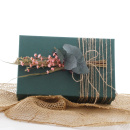 Geschenke verpacken mit Trockenblumen und Juteschnur