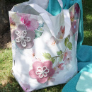 Badetasche mit Filzblumen dekorieren