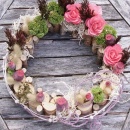 Grabschmuck, Grabgesteck mit Trockenblumen und Kranz aus...