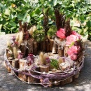Grabschmuck, Grabgesteck mit Trockenblumen und Kranz aus Birkenstöckchen