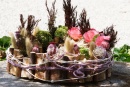 Grabschmuck, Grabgesteck mit Trockenblumen und Kranz aus Birkenstöckchen