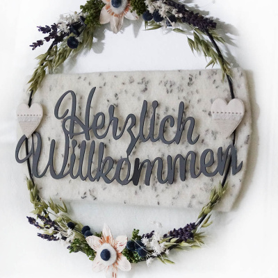 Metallring Frühjahr Herzlich Willkommen Frühling DIY Idee mit Trockenblumen und Wollband