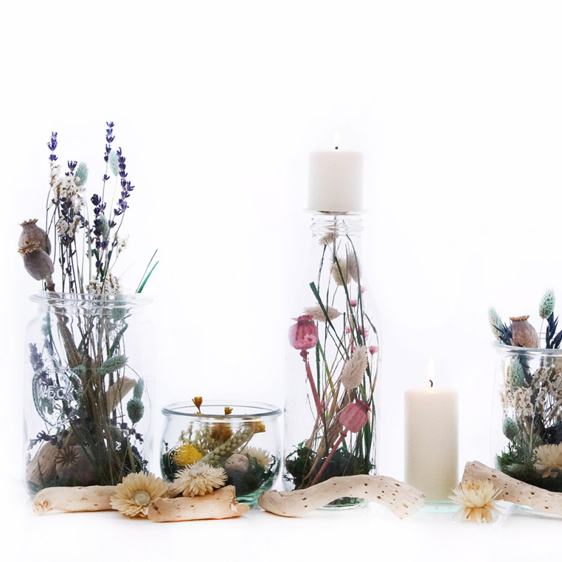 Glasvasen mit Trockenblumen dekorieren bunte Tischdeko - Bastelspass24